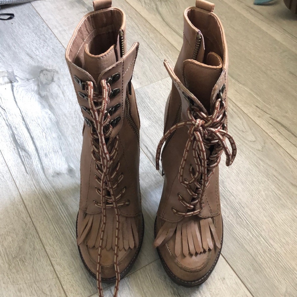 Steve Madden lace up boots worn once sz 8